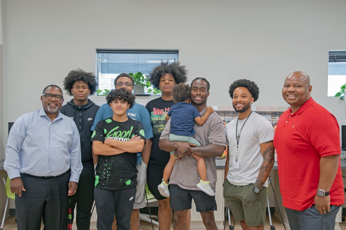 🏈Inspirational visit from former <a href="/dallascowboys/">Dallas Cowboys</a> and <a href="/OregonState/">Oregon State University</a> star wide receiver <a href="/brandincooks/">Brandin Cooks</a>! He joined #CEOJoe at #RAHS for a mentoring session with our students, creating lasting connections. Huge thanks to <a href="/TheOregonCF/">Oregon Community Foundation</a> for making this happen.🤝