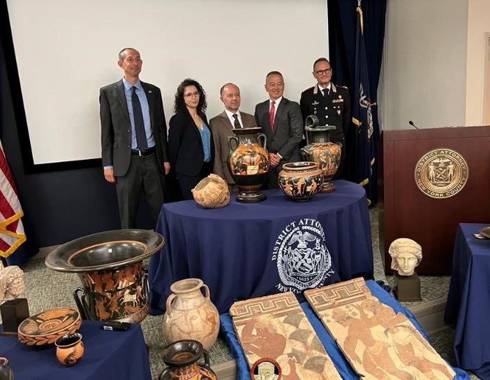 Archeologia: i #CarabinieriTPC riportano dagli USA 266 reperti del patrimonio culturale italiano
aise.it/esteri/archeol… @_Carabinieri_