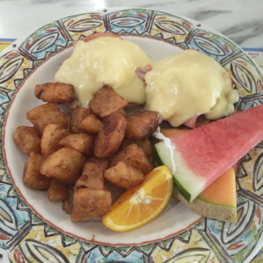 #Déjeuner en tête à tête avec mon fils au #MiamiDeli.
#Poutine déjeuner le petit cochon pour lui et les oeufs bénédictines pour moi.
Service ultra rapide et toujours aussi bon!
😋🦜🌴🌊🐬🦈
.
.
#deli #breakfast #restaurant #montreal #mtlfood