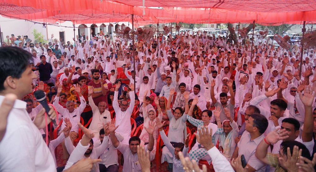 DeependerSHooda's tweet photo. आज आदमपुर के गांव सीसवाल में आगामी 20 अगस्त को हिसार में होने वाले 'विपक्ष आपके समक्ष' कार्यक्रम की तैयारी हेतु हलके के वरिष्ठ नेताओं और कार्यकर्ता साथियों संग महत्वपूर्ण बैठक कर तैयारियों का जायजा लिया। https://t.co/e7KdDOKC0y