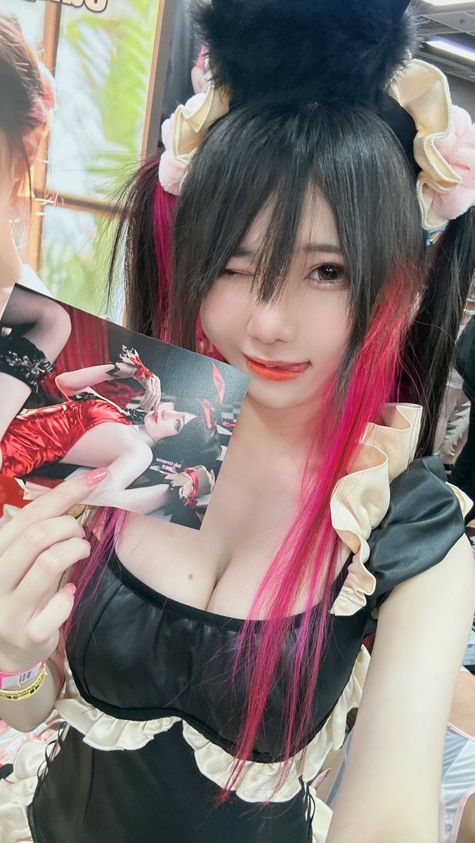 Thank you for those who came see me at cosholic! It is my first time boothing here so it is very overwhelming for me !❤️🥰🫶

コミケに合わせて、コニカミノルタの印刷モニターに参加して素敵なポストカードを作っていただきました！とても綺麗です！私のお気に入りです！
#KM1e  #KMJ https://t.co/dUjU2kvS9s