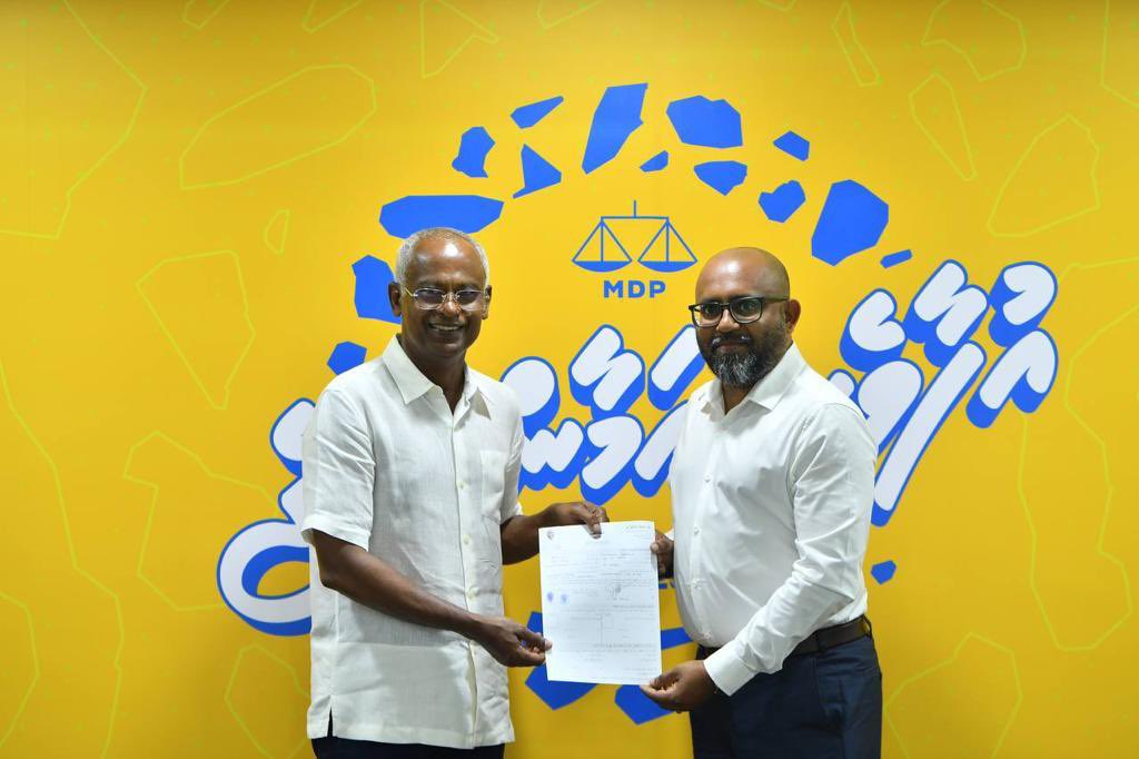 MDPSecretariat's tweet photo. MRM Council Member MD Mohamed Raid, GDh.Thinadhoo PPM Councillor Zaleef Abdulla, L.Kunahandhoo Council Raees Ismail Shakeeb adhi R.Rasgetheemu WDC Member Haula Abdul Ghanee MDP ah soi kuravvaifi. 

#IbuAslam2023 
#VoteMDP 
#UfaaveriAmaanRaaje https://t.co/FTJEjVOm8s