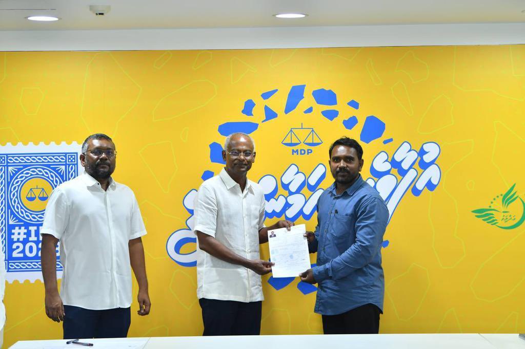 MDPSecretariat's tweet photo. MRM Council Member MD Mohamed Raid, GDh.Thinadhoo PPM Councillor Zaleef Abdulla, L.Kunahandhoo Council Raees Ismail Shakeeb adhi R.Rasgetheemu WDC Member Haula Abdul Ghanee MDP ah soi kuravvaifi. 

#IbuAslam2023 
#VoteMDP 
#UfaaveriAmaanRaaje https://t.co/FTJEjVOm8s