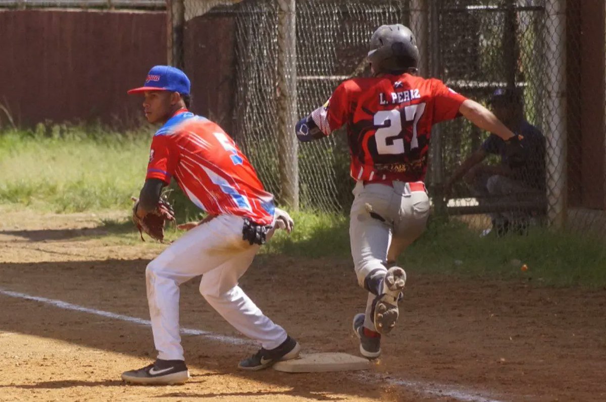 FEVEBEISBOL's tweet photo. #NacionalU15 ⚾
Momentos 📷 la acción de la #Semifibal del IV Campeonato Nacional U15 que se lleva a cabo en #Caracas
Se mantienen en la lucha por el trofeo: #Aragua y #Lara
🏟️ Aníbal Aponte (La Planicie)
Detalles 💻 https://t.co/lCuBtjBKr4
#SembrandoBeisbol https://t.co/ZYcNZclLvK
