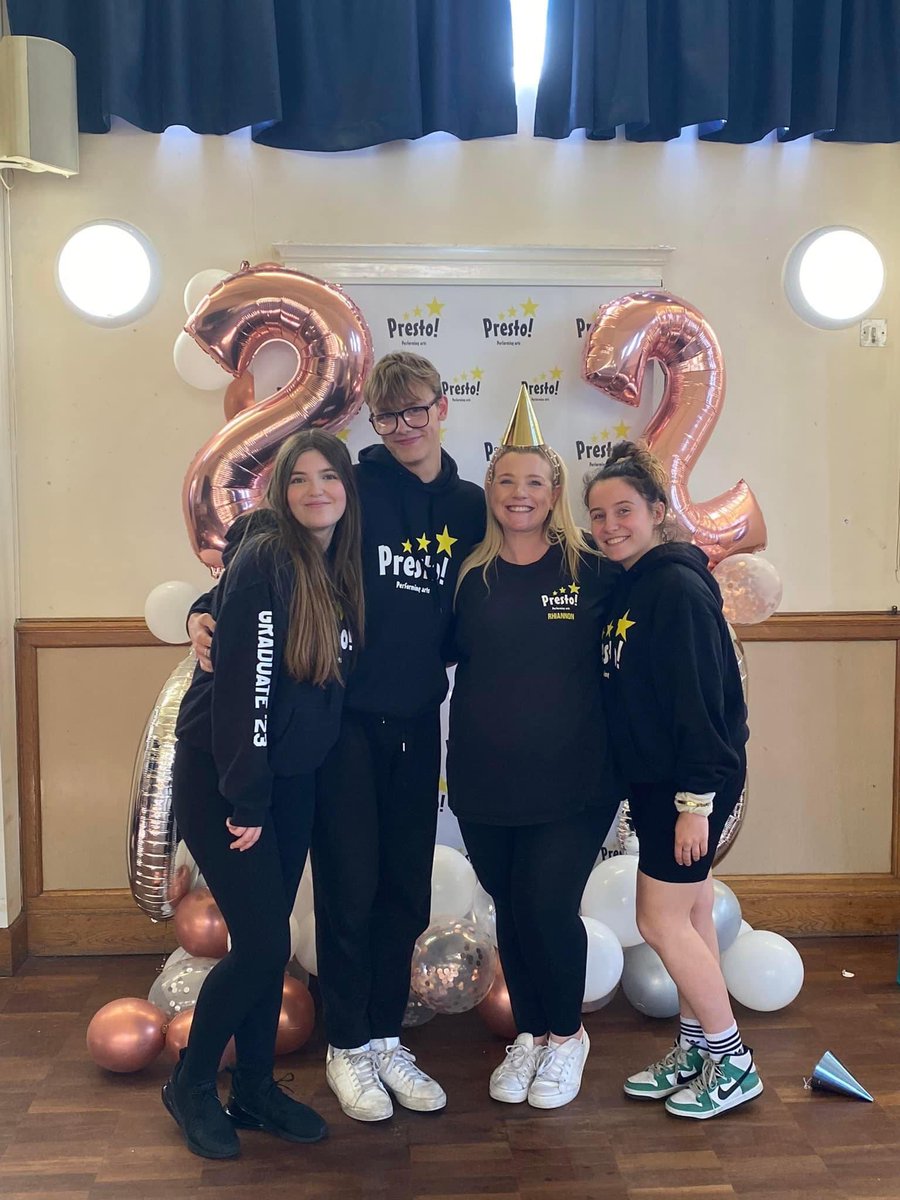 PrestoPerform's tweet image. Wishing our 4 #AcademyGraduates all the very best as they continue their Musical Theatre training professionally 🌟🎓🎉
Holly ➡️ @TheLSMT
Hayden ➡️ @TheBRITSchool 
Millie ➡️  Performing Arts, Psychology and Sociology at college 
Eloise ➡️ Musical Theatre after GCSE’s 🙌🌟