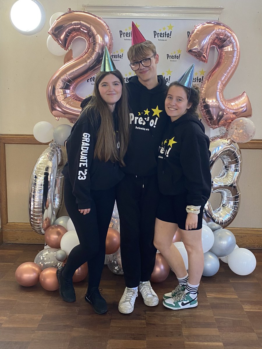PrestoPerform's tweet image. Wishing our 4 #AcademyGraduates all the very best as they continue their Musical Theatre training professionally 🌟🎓🎉
Holly ➡️ @TheLSMT
Hayden ➡️ @TheBRITSchool 
Millie ➡️  Performing Arts, Psychology and Sociology at college 
Eloise ➡️ Musical Theatre after GCSE’s 🙌🌟