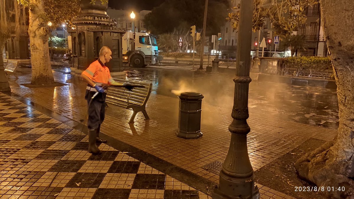 La Plaza de Las Ranas recibe un baldeo importante por parte de <a href="/LimpiezaLPGC/">Servicio Municipal de Limpieza</a>