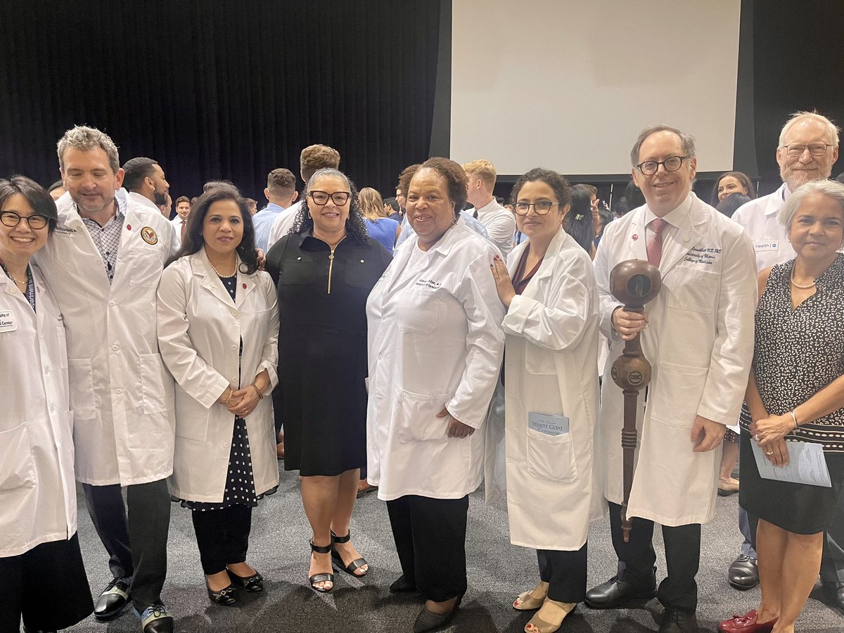 memoona_hasnain's tweet photo. Beautiful start of the learning journey of the @uiccom Class of 2027 #WhiteCoatCeremony  @GoldFdtn #compassion #empathy #humanism #makinghealthcarehuman ♥️ @thisisUIC https://t.co/iNyRDERWfe
