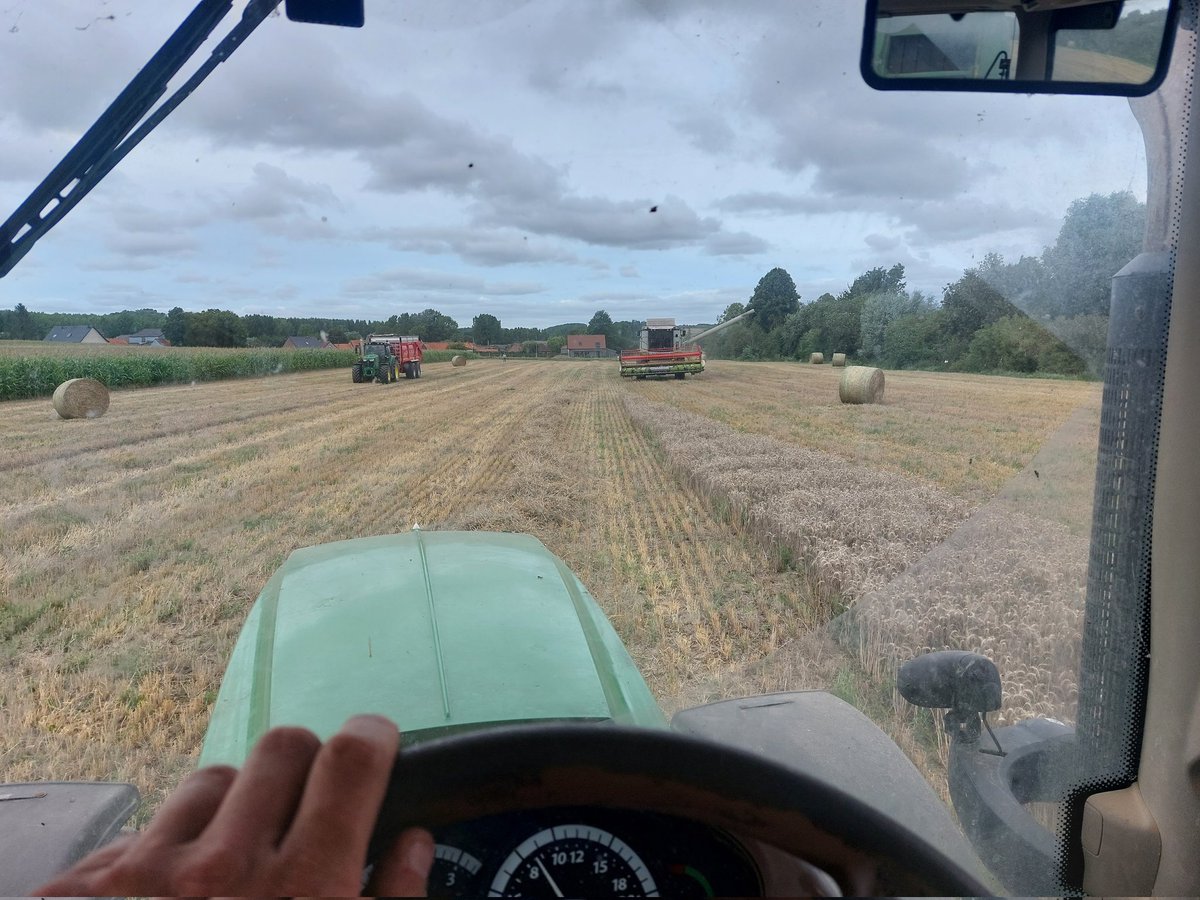 MickaelGoze's tweet photo. Quand ta batteuse est de nouveau en panne, t'en a plus que marre t'appelle l'entrepreneur pour finir ta moisson pour les 2 derniers ha. L'avantage je suis avec la presse. #moisson23
#Grain
#paille
Finis 🫠 https://t.co/NeKq3RUfFK