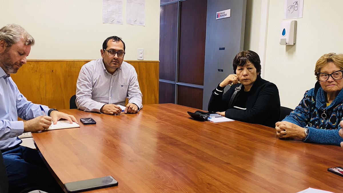 MTTTarapaca's tweet image. #AgendaMTT 🗓️ | SeremiTT Roderick Solís se reúne con diputado @RenzoTrisotti y dirigentes/as vecinales de Iquique y Alto Hospicio para dar respuesta a requerimientos de JJVV  ✅ 

#ChileMejorConectado 🚍 🚕  📡 📲