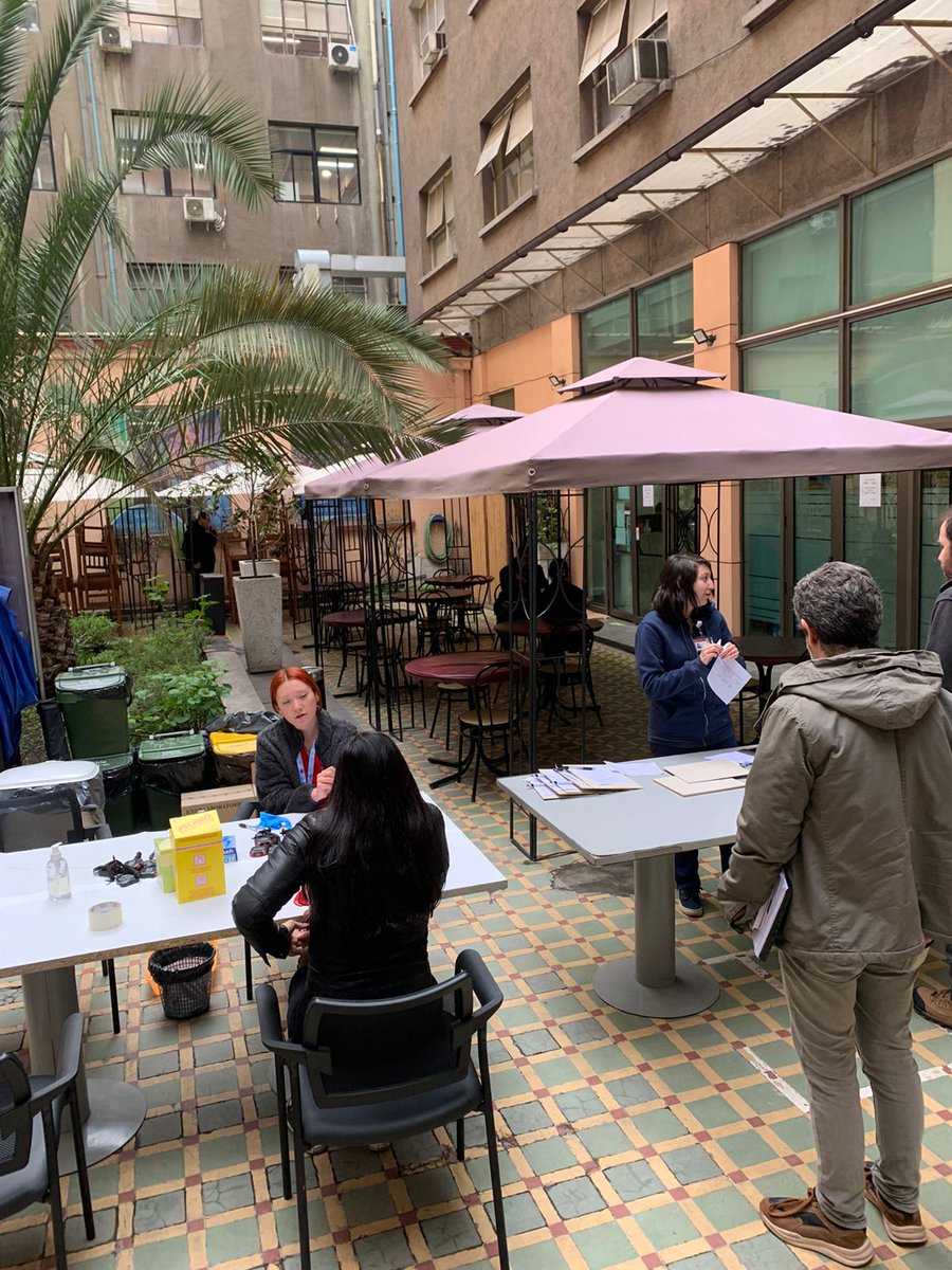 SeremiSaludRM's tweet photo. Estamos realizando test rápido de #VIH en @Gob_Santiago desde las 10 hasta las 14:00 horas con  voluntarios de Enfermería de la @uandresbello y matronas del Cesfam Barros Luco y Cesfam Recreo de la comuna de @SanMiguel_CL #HazteelTest #Criaps. https://t.co/bSYWADjUVn