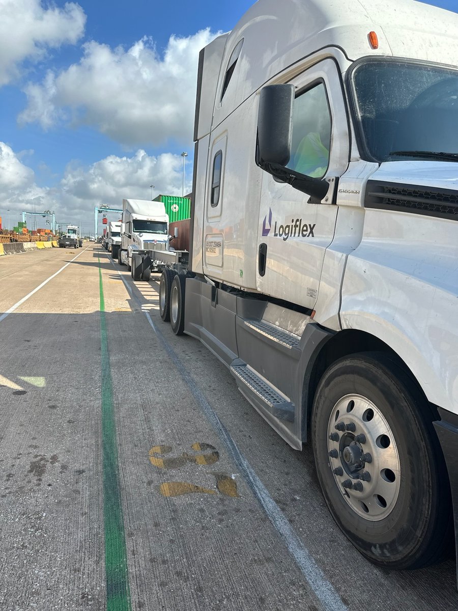 Logiflex_Inc's tweet photo. The art of the wait! 🚚⏳ As our truck lines up for the port crane to load a container, we're dedicated to ensuring every step is executed with precision. From the queue to the final destination #import #export #houston #ports #drayage https://t.co/9BwePvhUSg