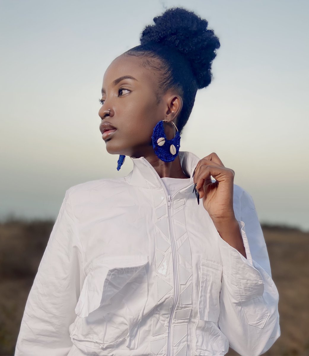 « Là où l’ignorance hurle avec arrogance, le silence enseigne avec élégance » Coucou mes amours 👋🏾♥️♥️♥️ 
#QueenMama