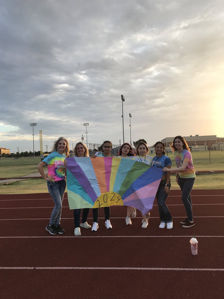 HouseMom4Life's tweet photo. ⁦@SGHS_Titans⁩ Senior 2024 Sunrise at South Side!!!! Beautiful sunrise, breakfast, Future Letters, &amp; memories that will last a lifetime!!!! We LOVE our Seniors 2024!!!!!!! https://t.co/mWnttgrdVx