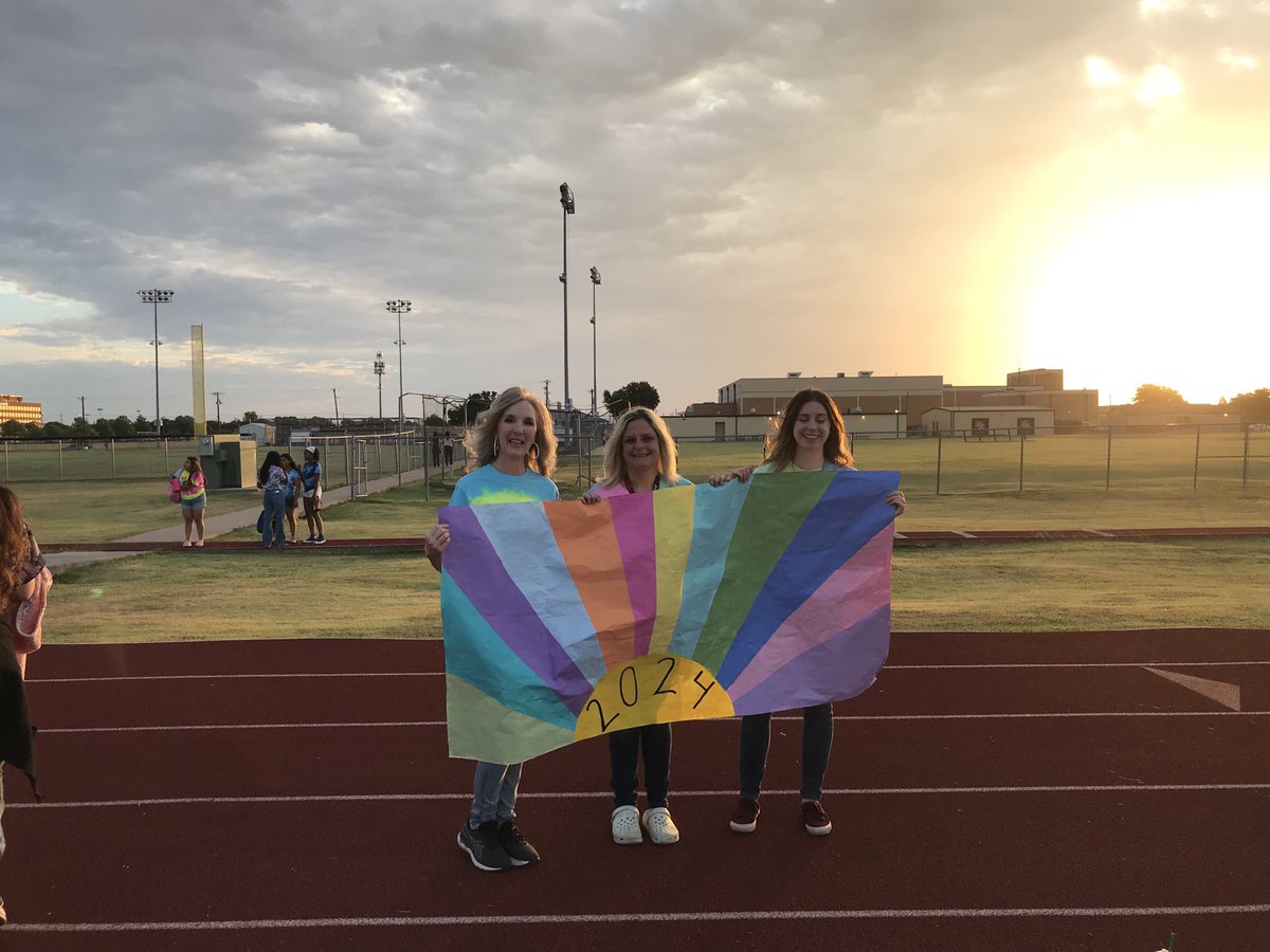 HouseMom4Life's tweet photo. ⁦@SGHS_Titans⁩ Senior 2024 Sunrise at South Side!!!! Beautiful sunrise, breakfast, Future Letters, &amp; memories that will last a lifetime!!!! We LOVE our Seniors 2024!!!!!!! https://t.co/mWnttgrdVx