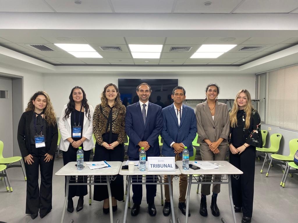 unicatolicapy's tweet photo. #UCinternacional 🌎✨ Estudiantes de la UC representan a la institución en el Moot Court de Libre Competencia 2023, concurso de juicios simulados organizado por la @UdelPacifico y el Estudio Bullard Falla Ezcurra de Lima, Perú🇵🇪

🔗Nota completa:
https://t.co/U13f9LBNtt https://t.co/Md57qfAoEa