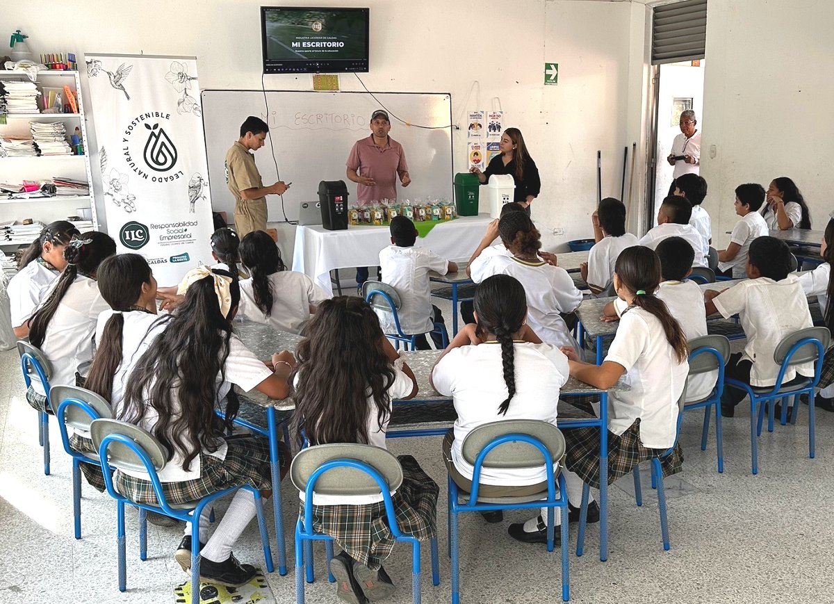 LicoreraCaldas's tweet photo. Después del éxito #MiEscritorioILC en 2022, esta iniciativa sigue generando bienestar en 2023.
Entregamos sillas y escritorios elaborados con material reciclado ♻️ de Tetra Pak y shots de nuestros productos, a 210 niños del occidente de Caldas. 
Info 👉 https://t.co/Hg07AtdUVJ https://t.co/1v43orSbpD