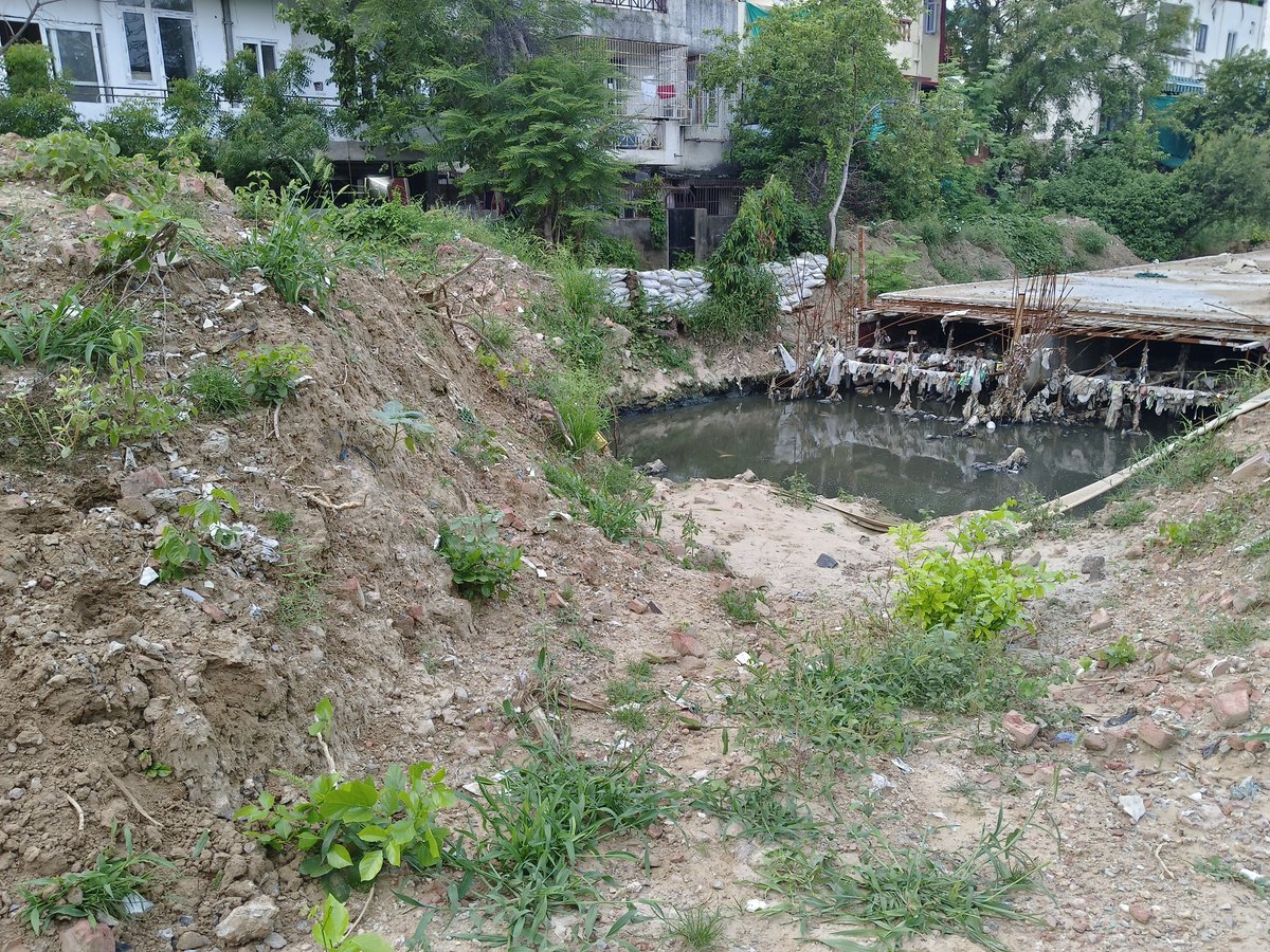 reribh's tweet photo. Incompetence of GMDA result in health hygiene issues Palam Vihar. Drain filled with sewage water because project left incomplete. Drain to be covered by monsoon. Now project pended drain lying uncovered. No rains 7 days but no work done. 
@OfficialGMDA @cmohry @rakeshdaultabad https://t.co/E8T1IX12DL