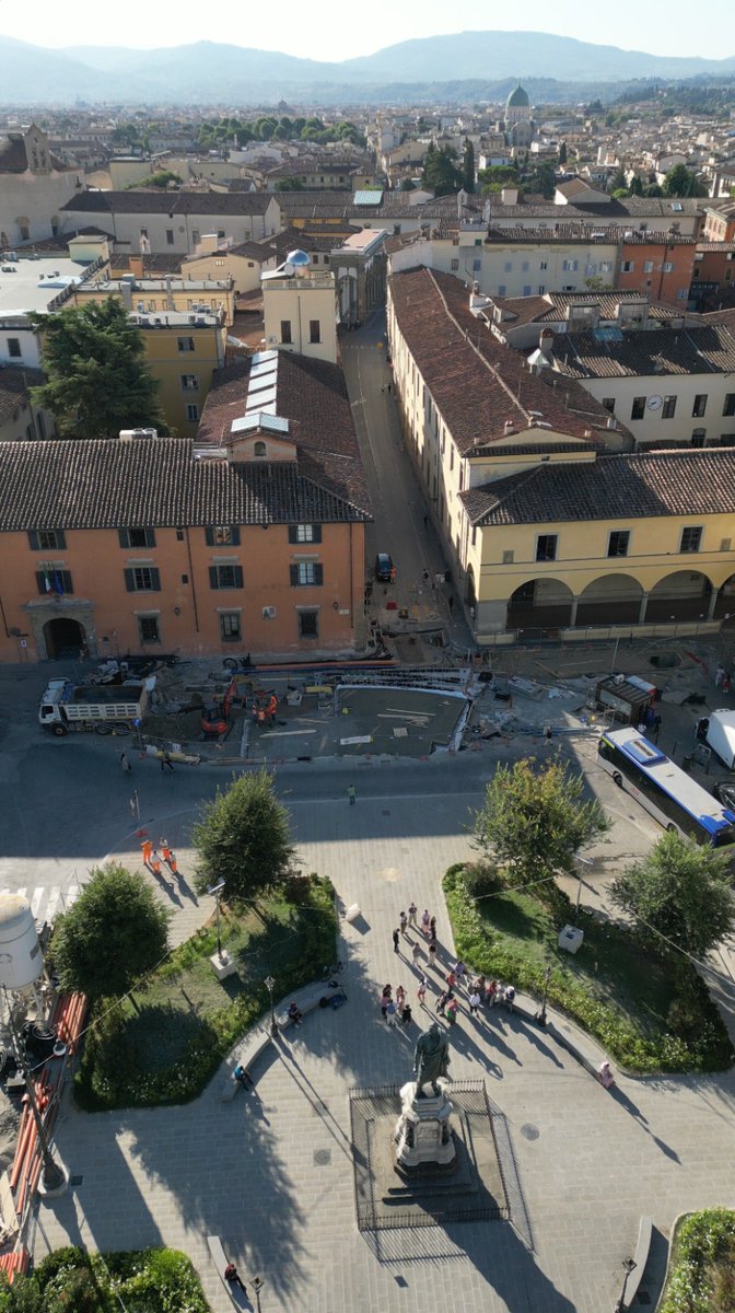 muoversintoscan's tweet photo. 🚇 #tramviaFI, in corso la posa dello scambio in piazza San Marco lato  via Battisti. In via di ultimazione le operazioni per la posa sul lato via degli Arazzieri. https://t.co/8H4qLGsAmX.
#viabiliFI #tramviaFI #firenzetramvia

I due lati nelle immagini drone di @cesarmartignon https://t.co/dmZ7gdk40l