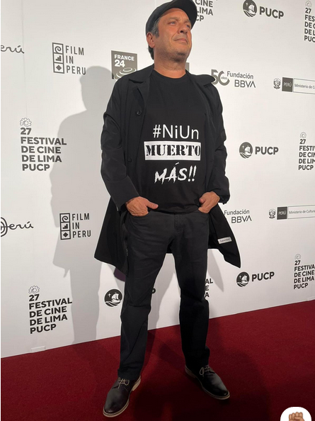 agmfox23's tweet photo. Bien Lucho Cáceres!!! #NiUnMuertoMás #DinaRenunciaYa https://t.co/ORQj5Hcfbt