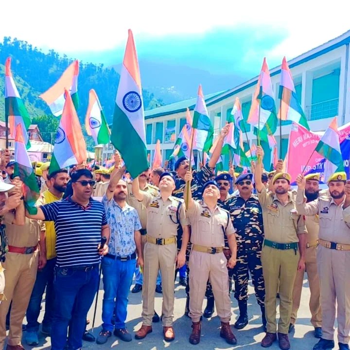 Under the banner of #MeriMaatiMeraDesh campaign, @DodaPolice today organised #TirangaRally at #Bhaderwah in which overwhelming participation of people including students was observed...
<a href="/JmuKmrPolice/">J&K Police</a> <a href="/ZPHQJammu/">Zonal Police Media Centre- Jammu Zone</a> <a href="/Qayoomkps/">Abdul Qayoom</a> <a href="/vishesh_jk/">Vishesh Mahajan</a> @ADCbhaderwah