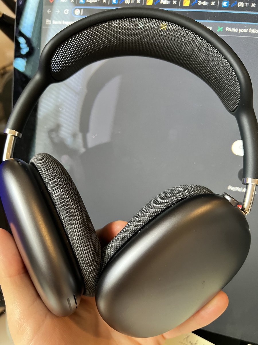 TomBrown's tweet photo. Whoever at Apple designed these has clearly never worn headphones before 

They’re terrible 

Buy Bose https://t.co/SFdrJaPuyN