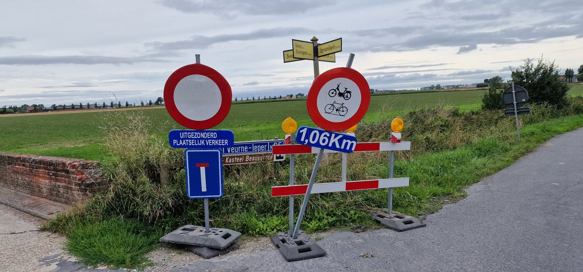 Martin1960's tweet photo. Vreemd... Dat is al het derde "oude smokkelweggetje" naar #Frankrijk dat is afgesloten voor fietsers... 😳 Ik kan #Hondschoote (foto 2) zien liggen, maar ik mag er kennelijk niet naar toe 🤔 Dan maar via #Oere en Alveringem naar mijn logeeradres bij de oude boer... 😎🚴♀️🌥 https://t.co/c1nhzY2Wfg