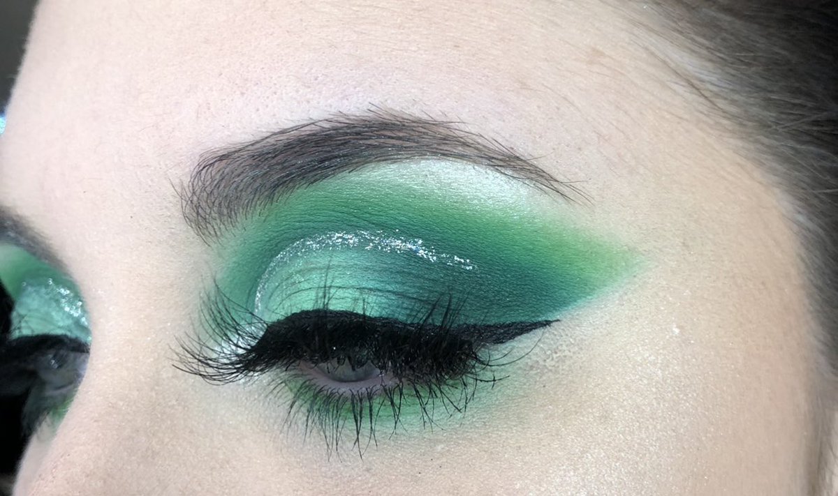 MakeupTricia's tweet photo. Hey everyone! I know I haven’t been very active here on Twitter but I’ve been wanting to change that. So let me re-introduce myself just in case I have any new followers!🩷 I’m a self taught makeup artist who loves being creative! https://t.co/lfv2fMvx1E