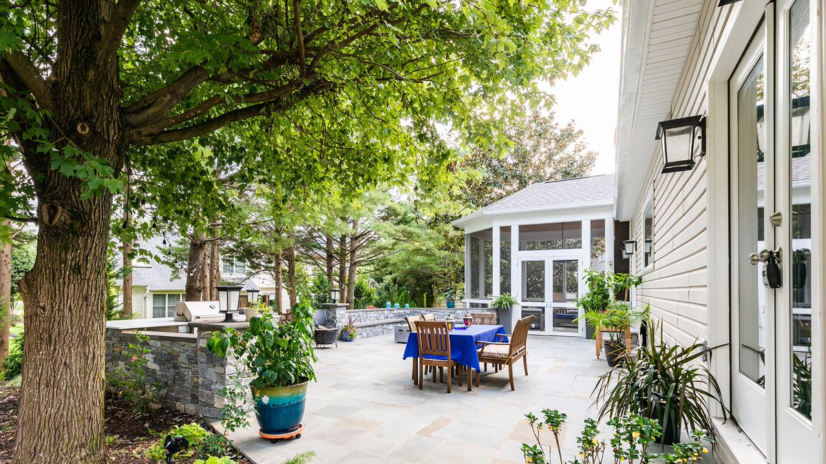 MichaelNash's tweet image. Connecting your home with nature can create a harmonious and refreshing atmosphere. Our team can incorporate eco-friendly features to make your home feel like an oasis. Let&apos;s bring nature indoors! 🌿 #GreenLiving #EcoFriendlyHome #MichaelNashDesign