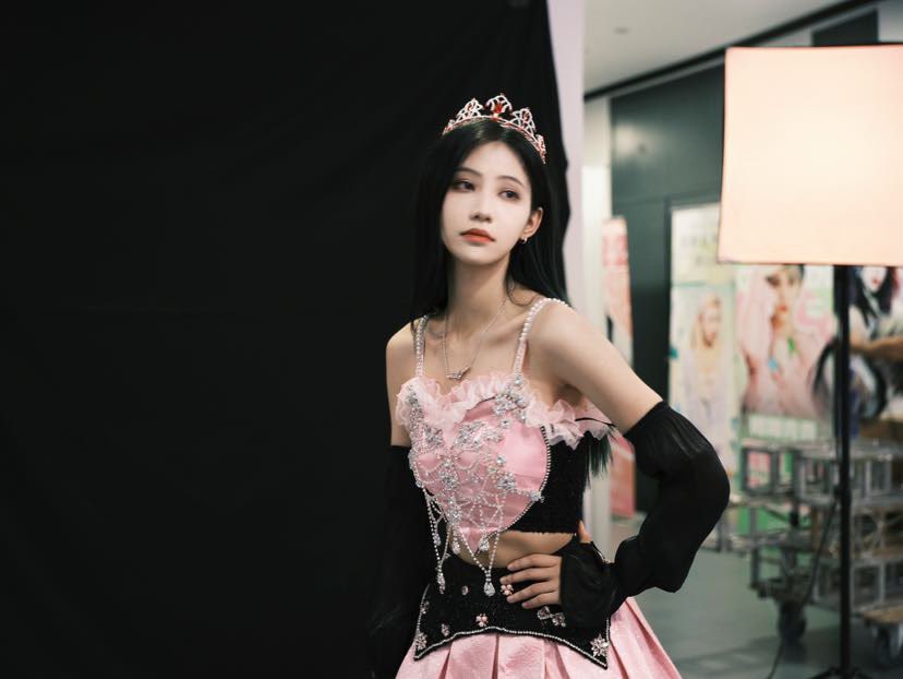 yyqzzb's tweet photo. heLP?)2&amp;;828 apparently the poster that’s just been put up was photoshopped BEJDJWKDK

sb photoshopped yyq’s pink outfit to red fAk me https://t.co/m4djeaCZ0i