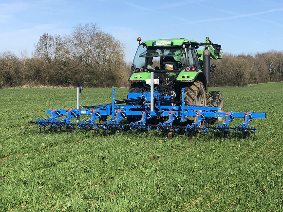 PoolAgri's tweet photo. 𝗼𝗻𝗸𝗿𝘂𝗶𝗱𝗯𝗲𝘀𝘁𝗿𝗶𝗷𝗱𝗶𝗻𝗴 𝗴𝗿𝗮𝗮𝗻𝗴𝗲𝘄𝗮𝘀𝘀𝗲𝗻, 𝗴𝗲𝘇𝗼𝗻𝗱 𝗴𝗲𝘄𝗮𝘀 𝘇𝗼𝗻𝗱𝗲𝗿 𝗵𝗲𝗿𝗯𝗶𝗰𝗶𝗱𝗲𝗻? Carré KLINEA graanschoffel. 𝗣𝗲𝗿𝗳𝗲𝗰𝘁𝗶𝗲. 𝗣𝗿𝗲𝗰𝗶𝘀𝗶𝗲. 𝗖𝗮𝗿𝗿𝗲́.  #mechanischeonkruidbestrijding #smartweeding #graanschoffel #schoffelbalk https://t.co/6cfe0o4ehp