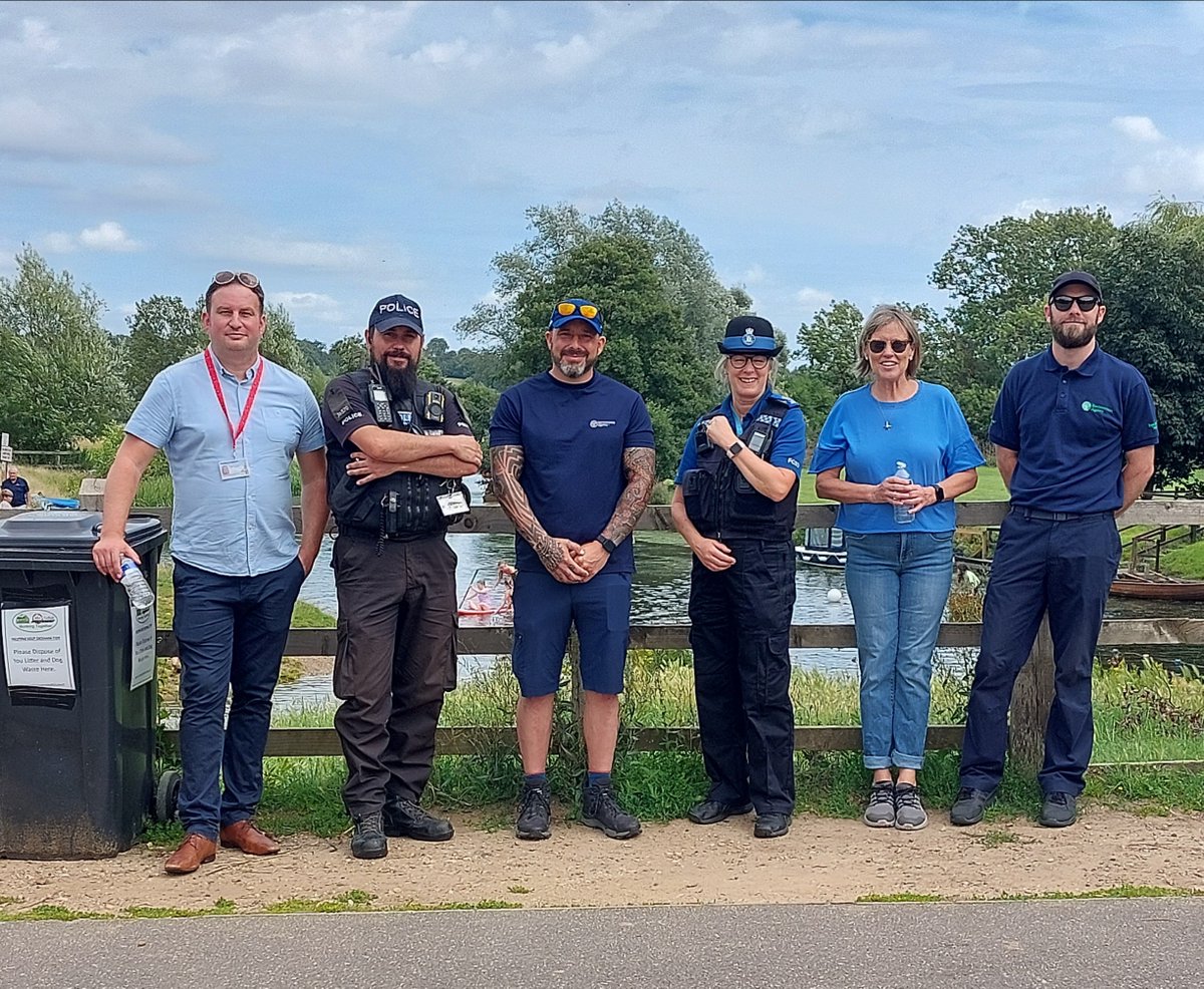 HadleighPolice's tweet photo. Successful multi- agency street meet in Dedham today. Engaged with locals and visitors enjoying this beautiful location. Reminders to put rubbish in the bin, don't have music blaring, be careful jumping off the bridge and leave the animals alone.
PC Kate #PC582 https://t.co/INj37GceEu