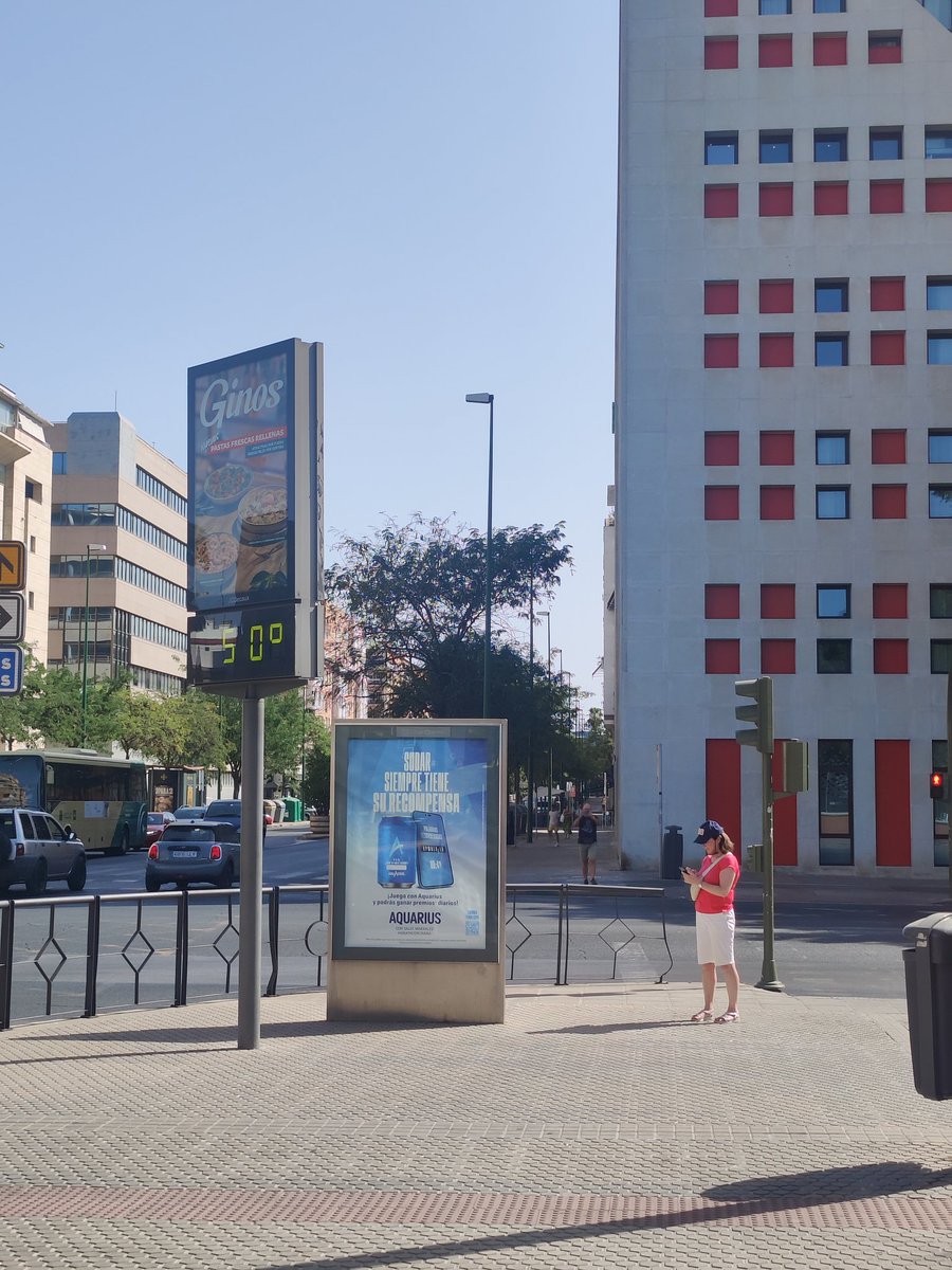 rancio's tweet photo. 50 grados y esta turista buscando en el móvil algo, ¿Qué pensáis que busca? https://t.co/0CJufpztWG