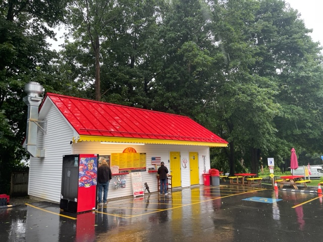 NadineKrasnow's tweet image. My favorite foodie place in all of Maine! 🦞 Even in pelting rain, Hazel’s in Rockland doesn’t disappoint. This week I got the grilled salmon on brioche, again local, fresh and sure worth the trip! (Go, you’ll be happy you did!) #rocklandmaine #capecodrealtor #weekendtravels