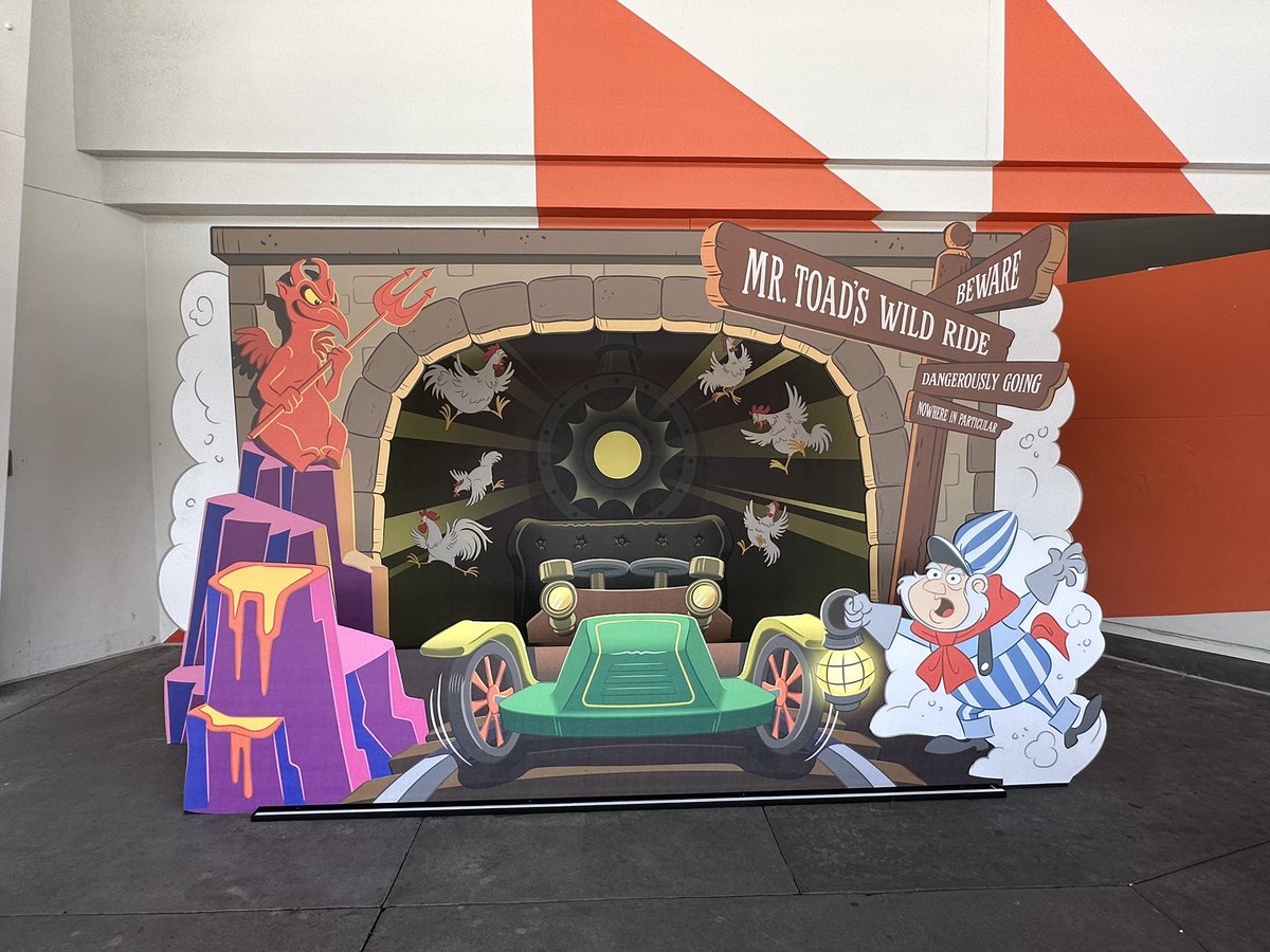 MickeyBlog_'s tweet image. We found some photo ops ready for tonight’s Mickey’s Not So Scary Halloween Party 🎃👻
#mnsshp #magickingdom