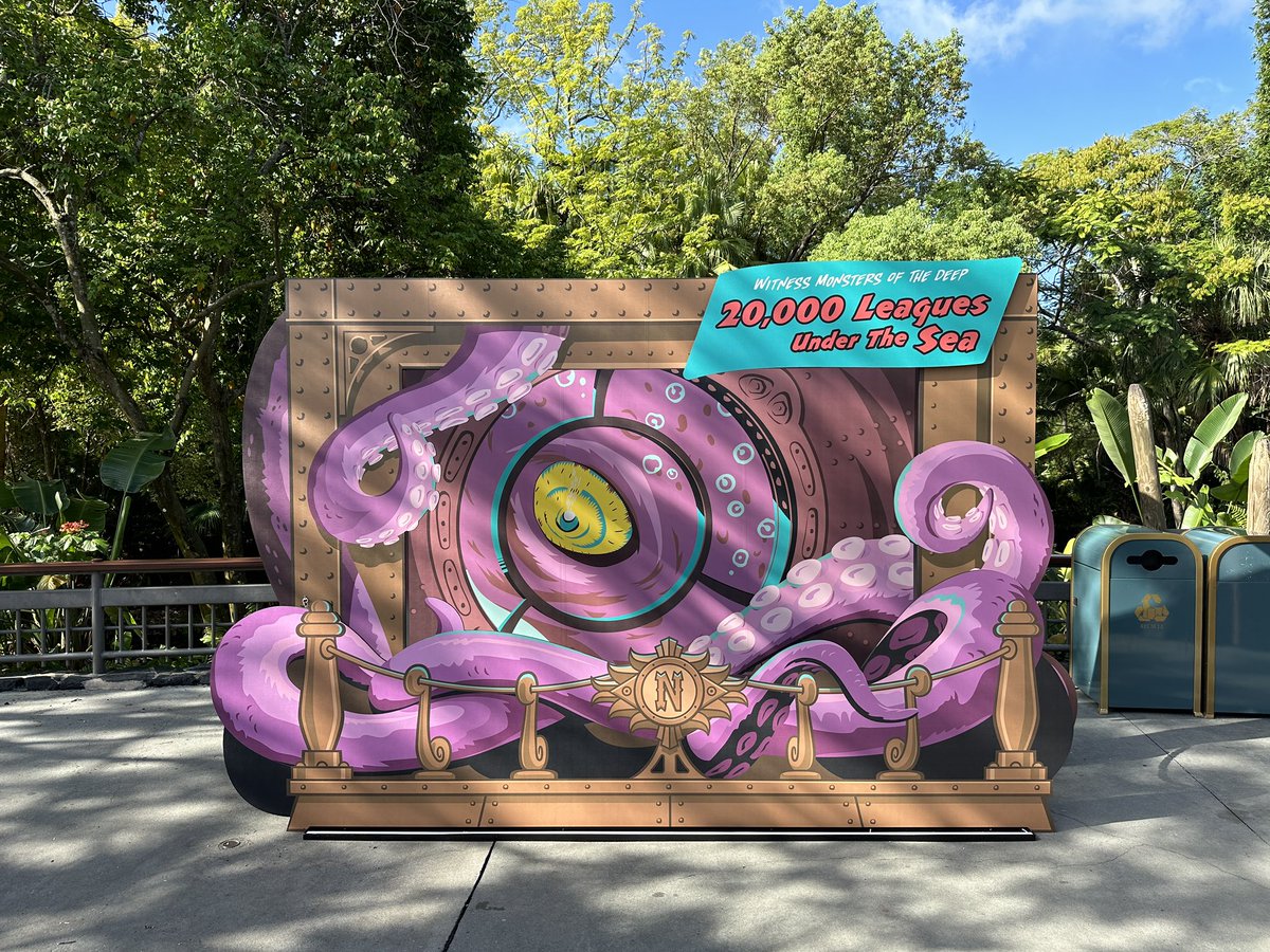 MickeyBlog_'s tweet image. We found some photo ops ready for tonight’s Mickey’s Not So Scary Halloween Party 🎃👻
#mnsshp #magickingdom