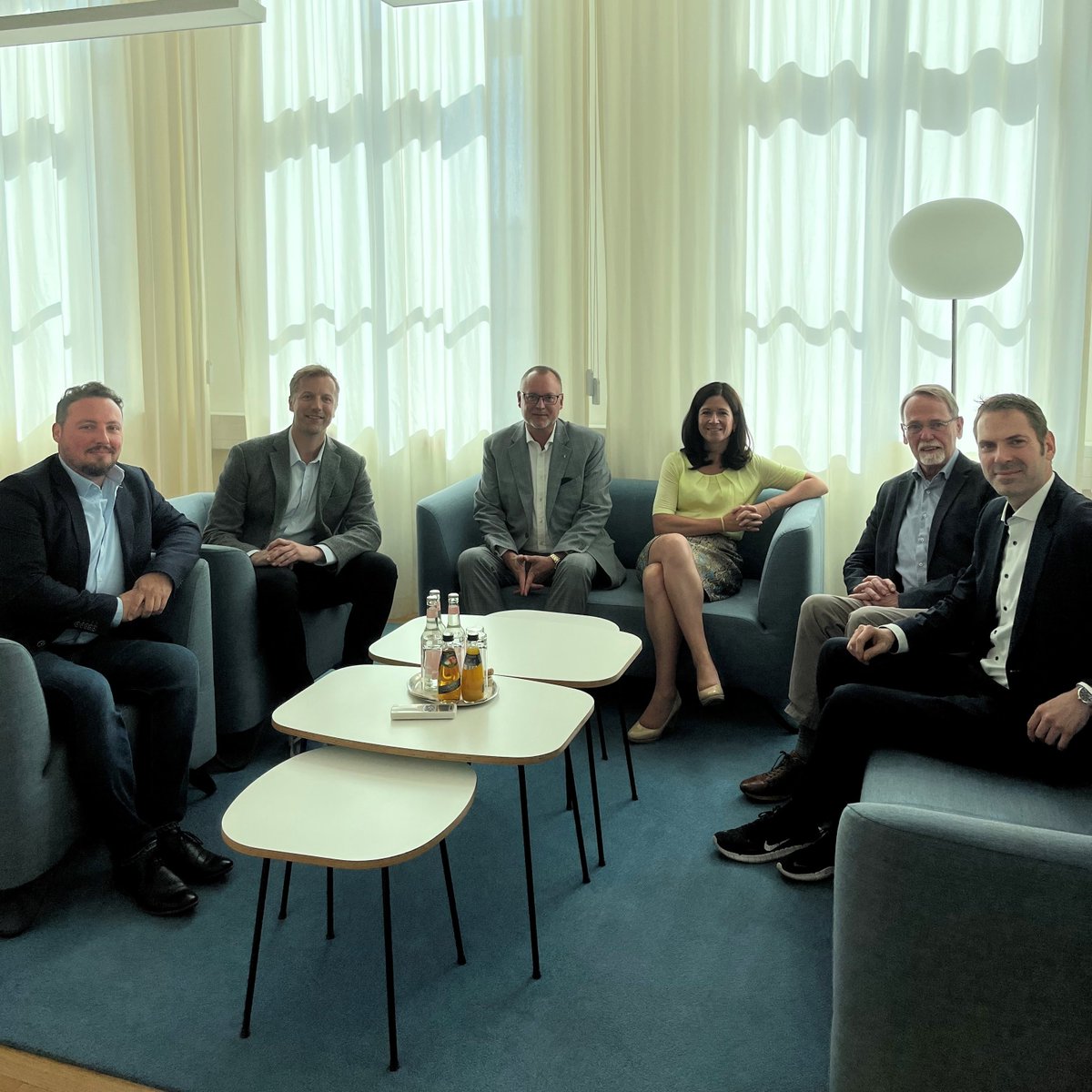 SenBJF's tweet photo. Viel zu besprechen im Sport: Senatorin Günther-Wünsch &amp; Staatssekretär Liecke trafen sich mit Vertretern des @LSBBerlin und der #Sportjugend Berlin. U.a. ging es um die "Bewegte Kita," Kooperationsprogramme von Schulen &amp; Vereinen, Eliteschulen des Sports und Schulschwimmzentren. https://t.co/b5iv3B7KnI