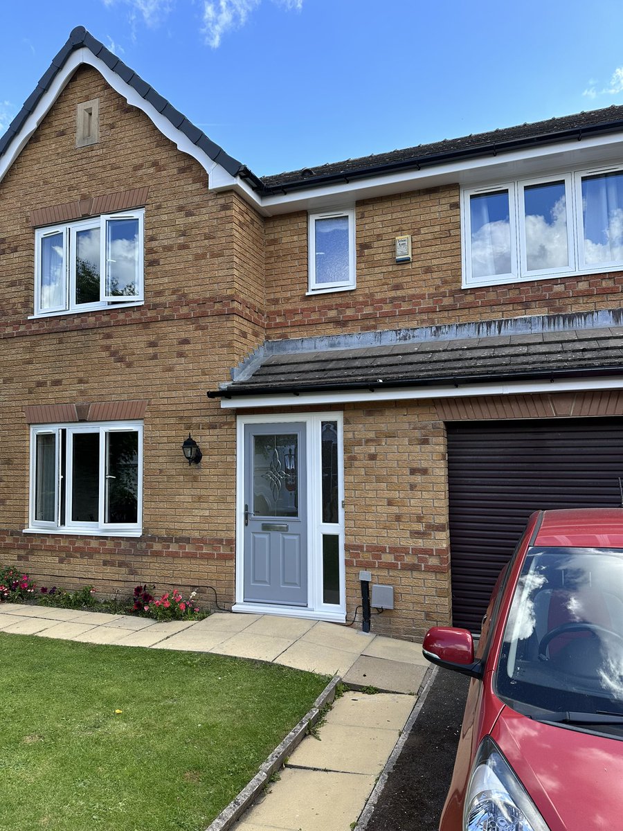 YourNextDoor1's tweet photo. A house somewhere in Sheffield has just got a complete face lift with the @FutureProduct30 flush sash windows and solidcore doors,looks just amazing,the customer is over the moon with the finished product ! 
Happy days 👌 https://t.co/Aqn1RGRf8n
