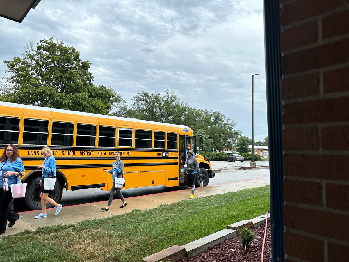 GrandviewCSD4's tweet image. NEW STAFF ACADEMY: This week, the Grandview C-4 School District welcomed 51 new staff members during the New Staff Academy.
Let's give a warm welcome to our latest additions – to the Future Strong Bulldog community! #EMPOWERPASSION #FutureReady #FutureStrong
