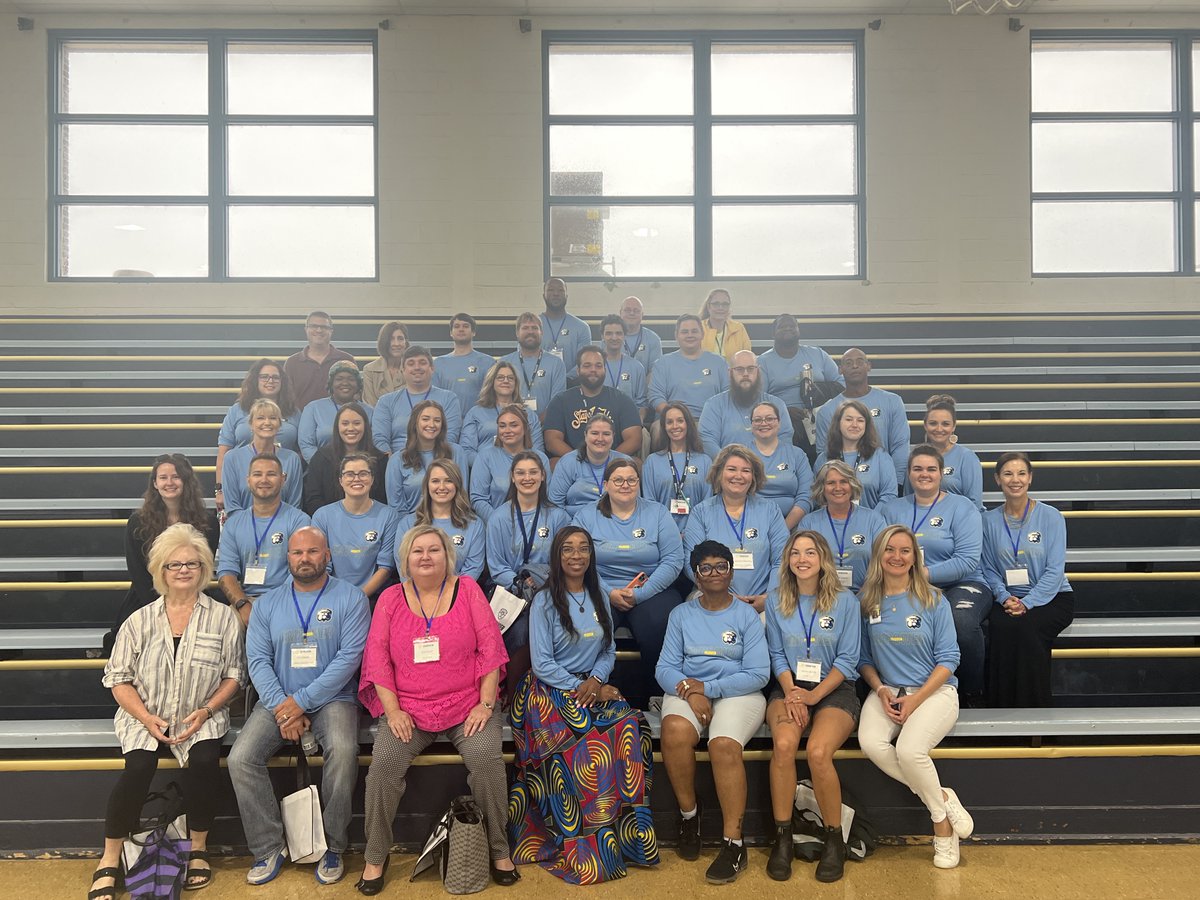 GrandviewCSD4's tweet image. NEW STAFF ACADEMY: This week, the Grandview C-4 School District welcomed 51 new staff members during the New Staff Academy.
Let's give a warm welcome to our latest additions – to the Future Strong Bulldog community! #EMPOWERPASSION #FutureReady #FutureStrong