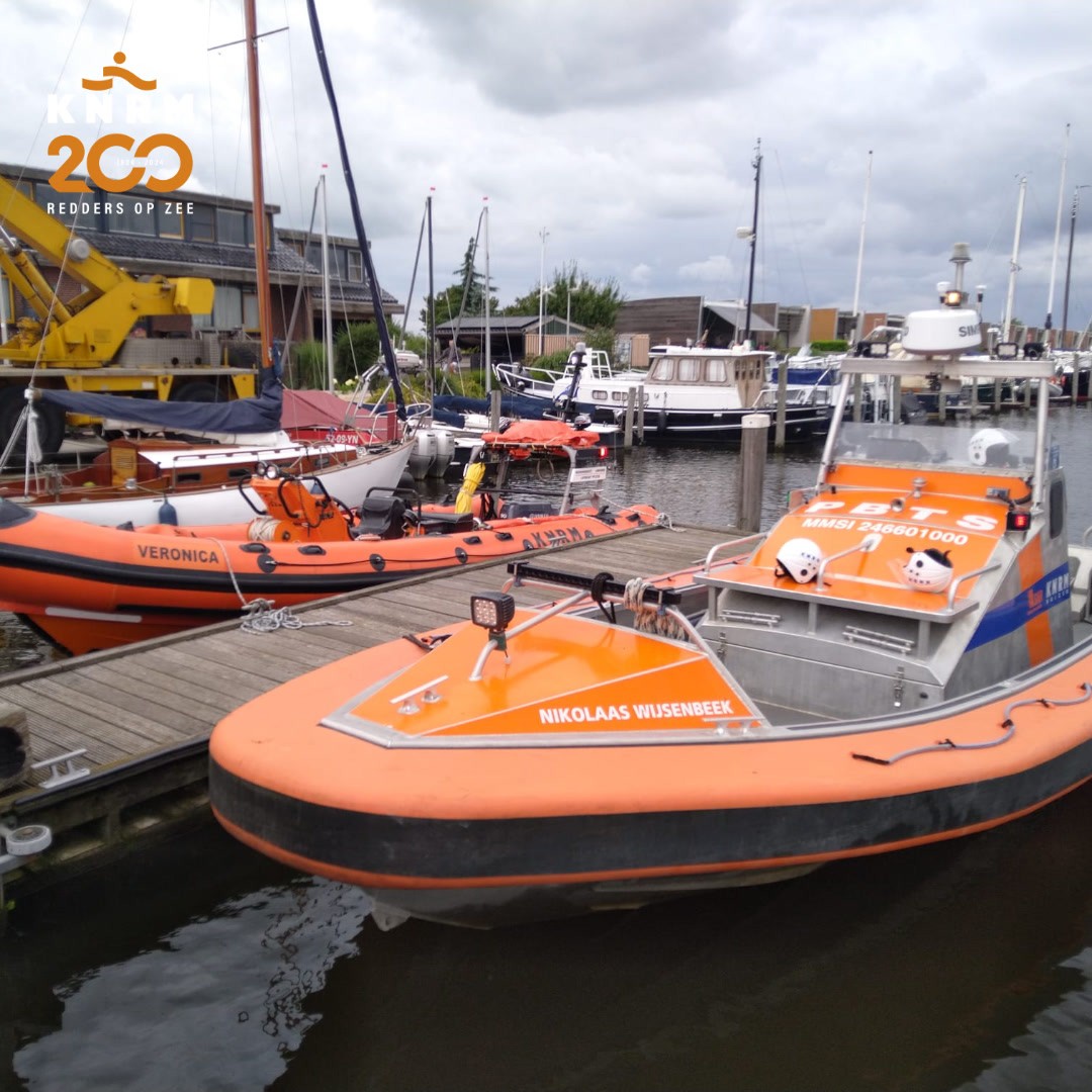 KNRM's tweet photo. Dinsdagavond kwam er een melding binnen bij de KNRM Huizen en KNRM Blaricum. Op het Eemmeer bij Blaricum was een kano met twee personen omgeslagen. Het betrof vakantiegangers uit Zwitserland die een indrukwekkende tocht maakten van Basel naar Amsterdam. 🇨🇭
#knrm #reddersopzee https://t.co/bVTnAjZno3