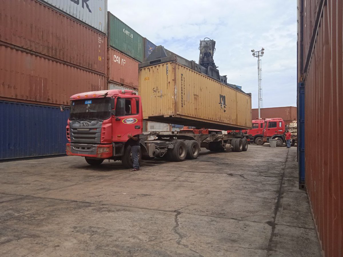 LogicasaOficial's tweet photo. #11Ago #Servicios || Frente al bloqueo económico, desde @LogicasaOficial garantizamos autonomía logística de almacenamiento, inventario, resguardo y distribución de alimentos, garantizando la seguridad alimentaria de nuestro pueblo. 
#LaPazEsClave https://t.co/SAPdVM2dLR