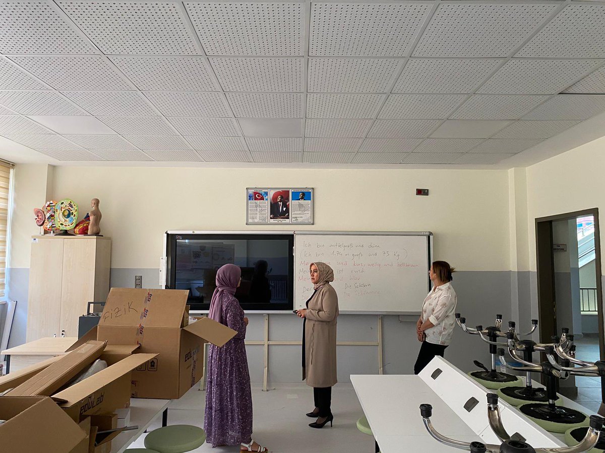 MamakilceMem's tweet photo. İlçe Millî Eğitim Müdürümüz Sn.Elif Özbek ile Şube Müdürlerimiz Sn.Behrin Sapan ve Sn.Serkan Topbaş, Mamak Fen Lisemizi ziyaret ettiler.
#eğitimdeparlayanyıldızmamak 
@tcmeb @Yusuf__Tekin 
@kocakysr 
@elifozbek36 @behrin_sapan @srkntpbs72 https://t.co/C7SZPqiHbF