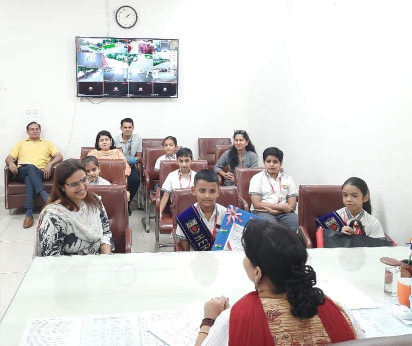BJPForGurugram's tweet photo. कल गुरुग्राम ज़िला कार्यालय पर #Presidiumschool के प्रिंसिपल श्रीमती जागृति चावलI जी ने स्कूल के बच्चों के साथ आ कर ज़िला अध्यक्ष श्रीमती गार्गी कक्कड़ जी को स्वंतन्त्रता दिवस समारोह के लिए आमंत्रित किया। https://t.co/RTZ2GW13Bu