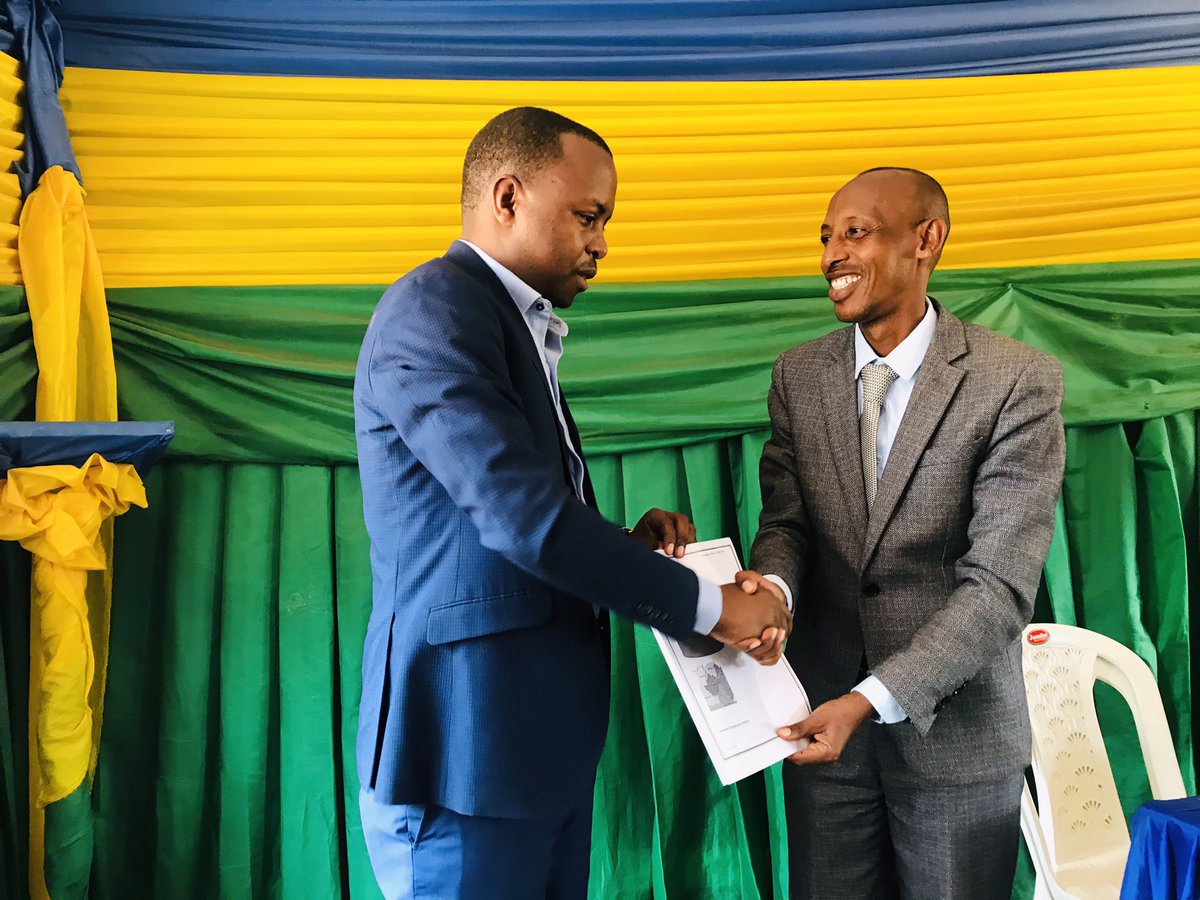 BugeseraDistr's tweet photo. Nyuma y’ihererekanyabubasha, Mayor @MutabaziRich yasabye Bwana 
#RwabuhihiJeanChristophe wahawe inshingano zo kuyobora umurenge wa @NyamataBugesera kwita ku mutekano,isuku no gutanga serivisi nziza ku baturage ba Nyamata ndetse n’abagana uyu murenge, amwizeza ubufatanye. https://t.co/38LIIrsLZE