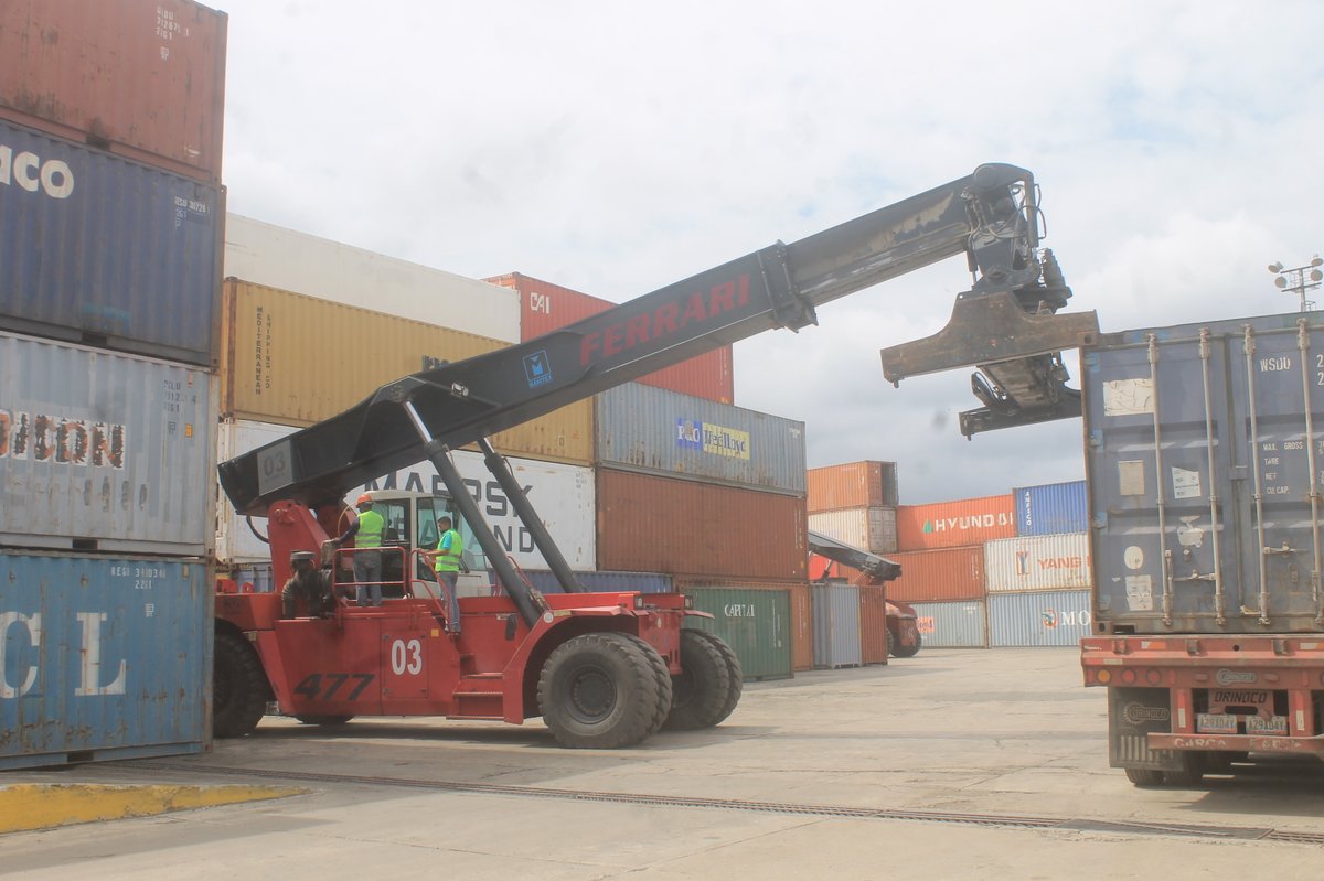 LogicasaOficial's tweet photo. #11Ago #Servicios || Frente al bloqueo económico, desde @LogicasaOficial garantizamos autonomía logística de almacenamiento, inventario, resguardo y distribución de alimentos, garantizando la seguridad alimentaria de nuestro pueblo. 
#LaPazEsClave https://t.co/SAPdVM2dLR