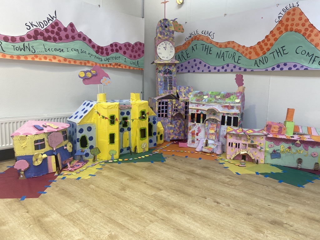 BACKendal's tweet image. (1/2) We have had an incredible week with the young people taking part in our #ArtsUnleashed Summer Camp! 

The artwork created is based on #Kendal and now displayed in our Foyer &amp;amp; Sugar Story Gallery until 6 September 🥳