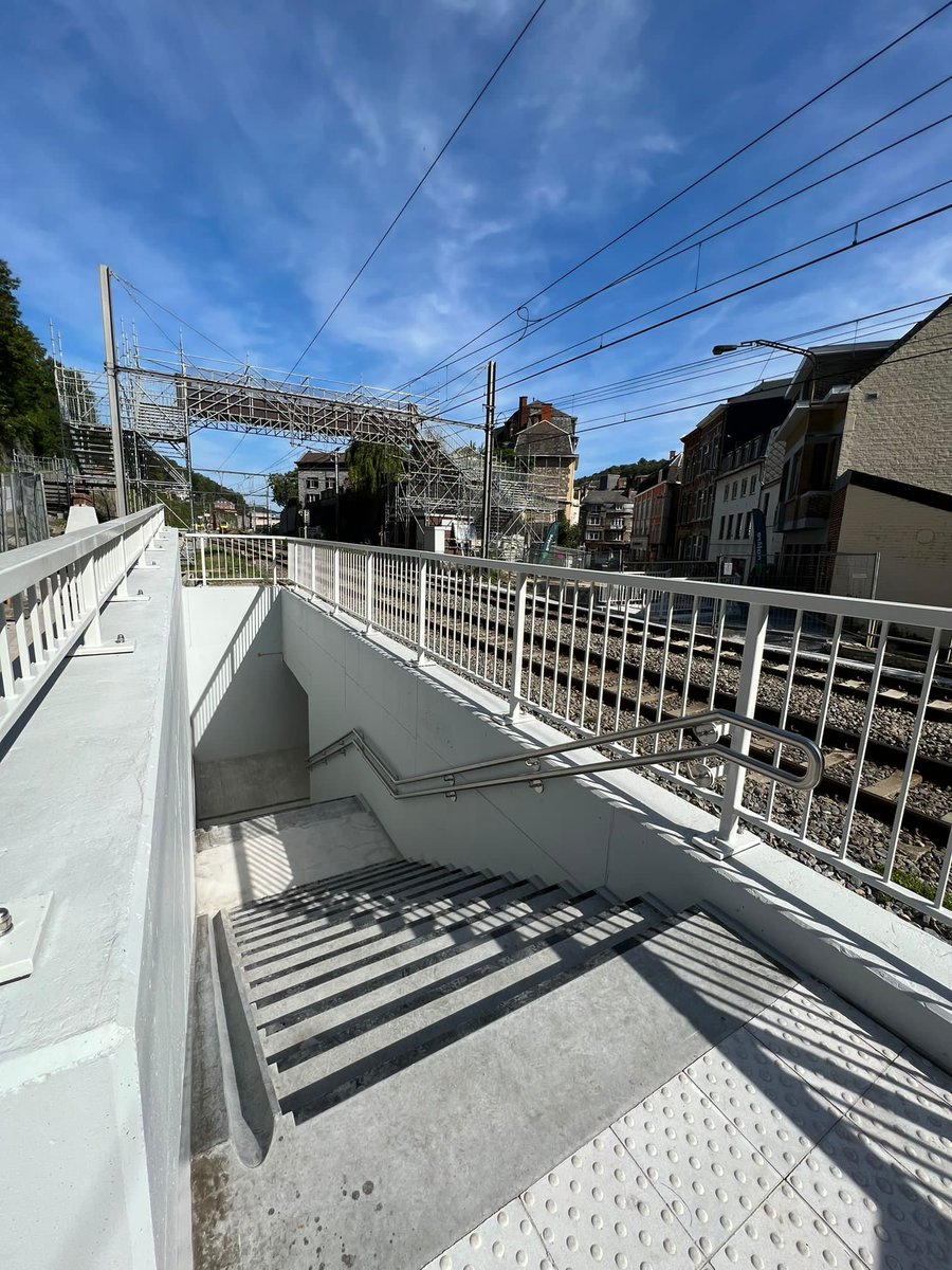 Benoit__Gilson's tweet photo. Nouveau couloir sous 🛤️ d’@Infrabel_FR à @VilledeDinant!
Aménagé en 10 mois, cet ouvrage d’art remplace un passage à niveau détruit lors des inondations de 2021 et renforce la sécurité des🚶‍♂️🚶‍♀️.
Une passerelle, accessible aux PMR 🦽🛗, sera finalisée avec la @SNCB pour l'🍂 2024. https://t.co/r7j0YfJH96