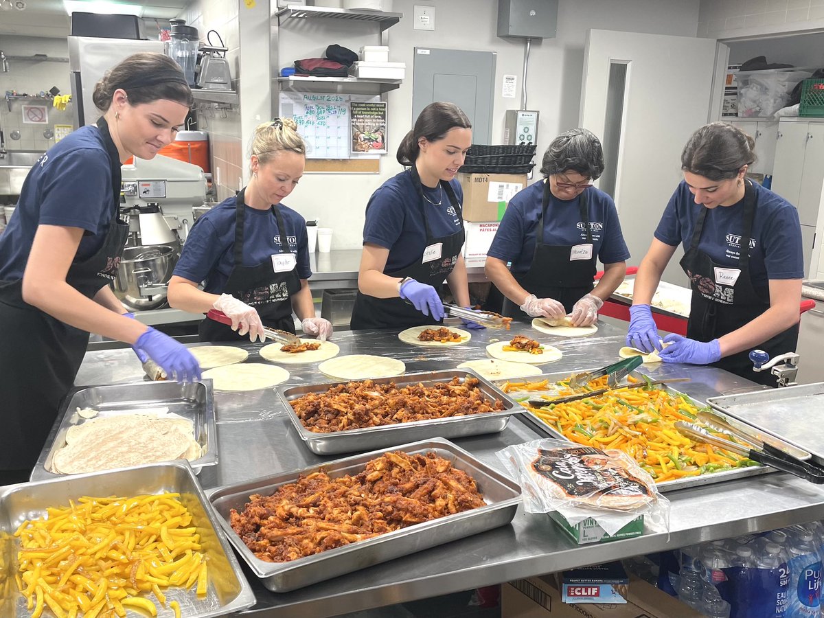 SuttonRisk's tweet photo. To commemorate #InternationalYouthDay, our #Suttonteers helped prepare and serve lunch for street-involved youth at the Yonge Street Mission Evergreen Centre.
 
@YSM_TO #Suttonteering #AlwaysThereWithOurCommunity https://t.co/Dy3XLG6pMn
