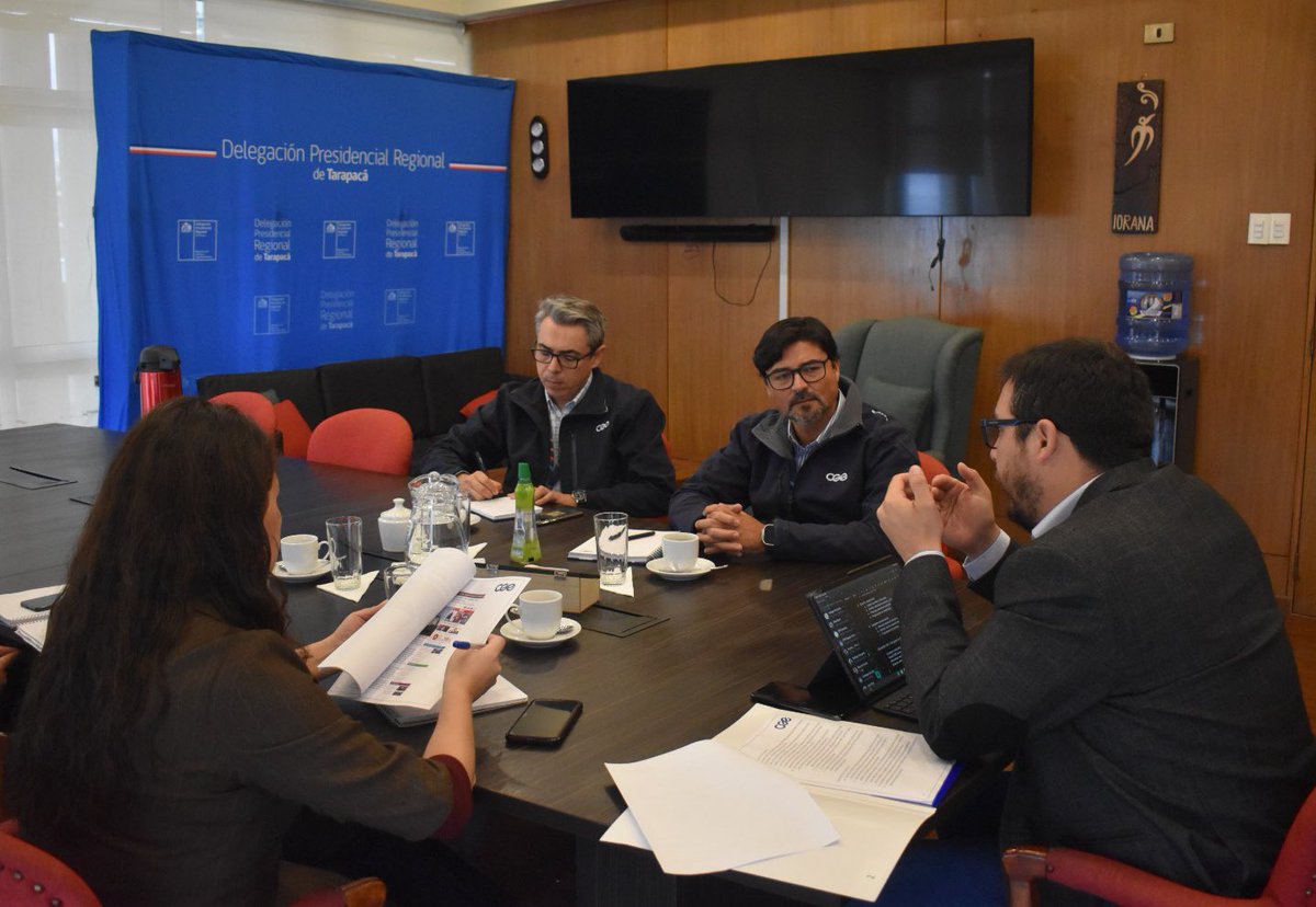 DPRTarapaca's tweet photo. ✅Junto a la seremi @EnergiaTarapaca, Séfora Sidgman, el delegado @dquinterosr se reunió con el gerente zonal de @CGE_Clientes, Guillermo Rojas, para abordar el robo de cables que ha afectado a la región y las medidas a implementarse para prevenir este delito. #Iquique #Tarapacá https://t.co/mbzAsHmIFq